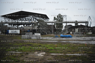 Budowa sceny glownej z okazji wielkiego widowiska plenerowego...
