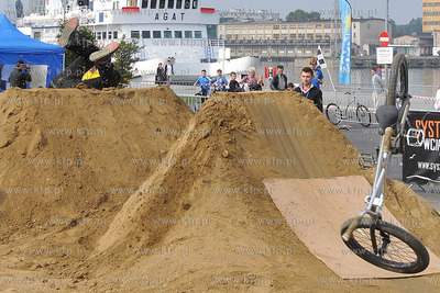 BMX Dirt Jumping - przed Akwarium Gdynskim na Molo...