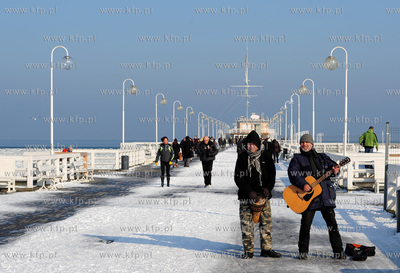 Sopot. Zimowa sceneria na plazy i sopockim molo. 16.02.2012...