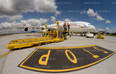 Airbus A 340-200 Francuskich Sil Powietrznych wyladowal...