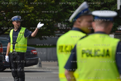 Gdynia, ul. Swietojanska. Policjanci promuja final...