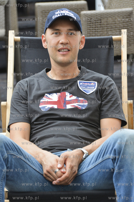 Pilot Lukasz Czepiela wystaruje w klacie Challenger...