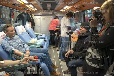 Final WOSP 2015. Prezydent Slupska Robert Biedron oddaje...