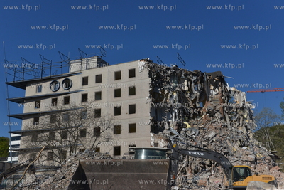 Gdynia, ul. Kielecka. Wyburzane dawnej siedziby banku...