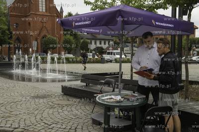 Rynek w Kartuzach. Poseł Artur Dziambor zbiera podpisy...