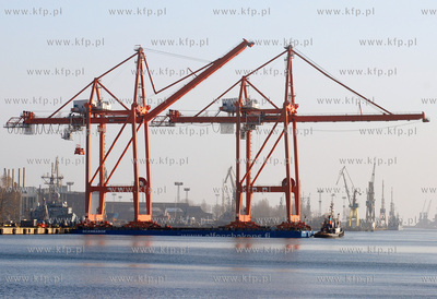 Do portu w Gdyni dotarly i montowane sa w terminalu...