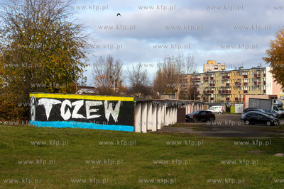 Graffiti na elewacji garażu przy al. Solidarności...