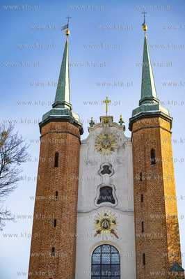 Zima w Gdańsku Oliwie. Nz. Archikatedra Oliwska. 23...