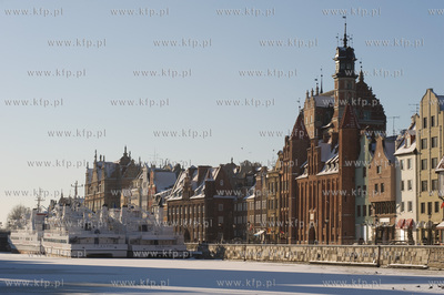 Zima w Gdansku. Widok z Olowianki na Muzeum Archeologiczne...