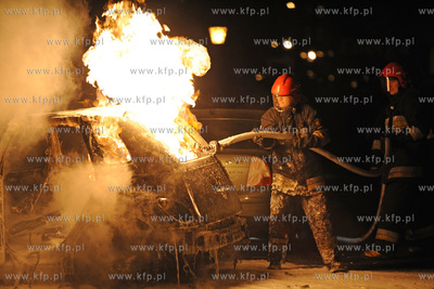 Gdansk. Pozar samochodu na Targu Rybnym na Glownym...
