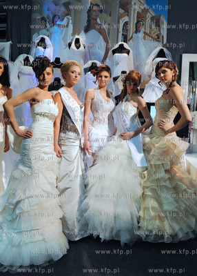 Gdansk. VII Targi Slub i Wesele. Nz modelki w sukniach...