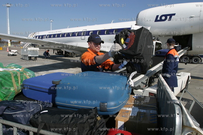 Port lotniczy w Gdansku Rebiechowie. Przed terminalem...