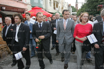 Donad Tusk wraz ze swoimi zwolennikami przemaszerowal...