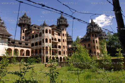 Zamek w Lapalicach, polozony jest miedzy Chmielnem...