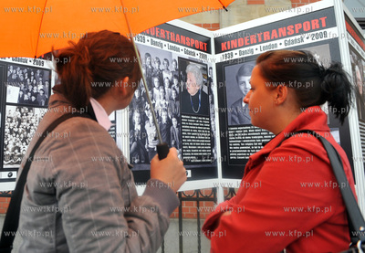 Dworzec PKP w Gdansku - wystawa poswiecona Kindertransportom...