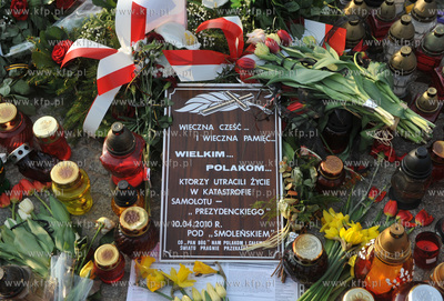 Gdansk. Plac Solidarnosci. Mieszkancy Gdanska pod Polmnikiem...