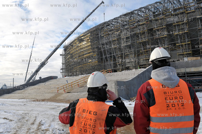 Budowa stadionu PGE Arena w Gdansku. Nz robotnicy budujacy...