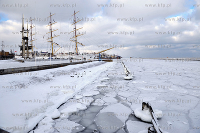 Gdynia zima. Koniec molo poludniowego i zamarzniete...