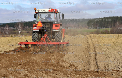 Wiosenne prace rolne w Sulminie na Kaszubach. 14.04.2011...
