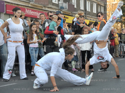 Gdansk, ul. Rajska. Parada z udzialem bebniarzy, tancerzy...