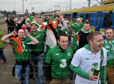 Gdansk. Hiszpanscy i irlandzcy kibice w drodze na PGE...