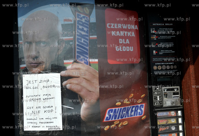 Automat do sprzedazy slodyczy na terenie budowy tunelu...