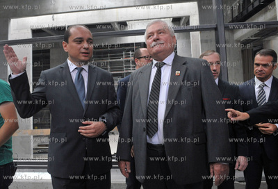 Lech Walesa na budowie ECS. Bylemu prezydentowi towarzyszyli...