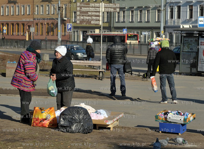 Gdansk. Przekupka przed wejsciem do tunelu na ul. Waly...