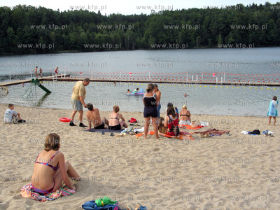 Kapielisko strzezone na jeziorze w Dziemianach. 24.08.2004...