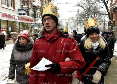 Orszak Trzech Króli w Sopocie. Przemarsz ul. Bohaterow...