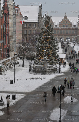 Gdańsk. Długi Targ zimą, w oddali Zielona Brama....