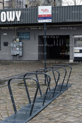 Przystanek roweru metropolitalnego Mevo na ulicy Doki...