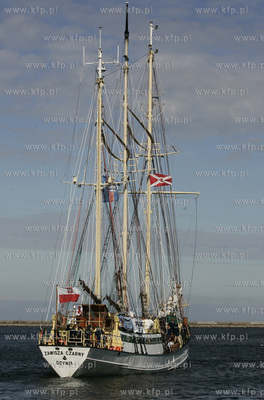Gdynia.45 lat Zawiszy Czarnego. Zaglowiec wychodzi...