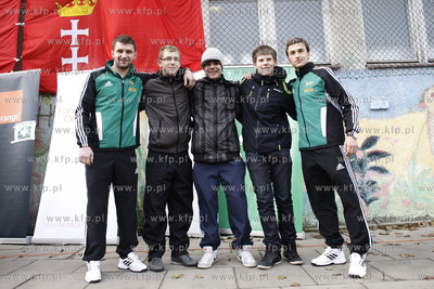 Gdansk Zaspa. Pilkarski turniej dzikich druzyn Do przerwy...