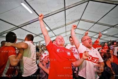 Sopot. Fan Camp Carlsberg. Kibice ogladaja mecz mistrzostw...