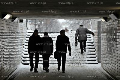 Sopot. Atak zimy. Nz. zasniezone schody w tunelu podziemnym...