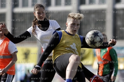 Gdansk Zaspa. Pilkarski turniej dzikich druzyn Do przerwy...