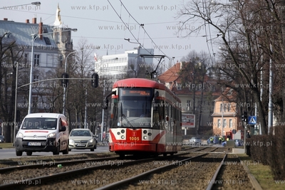 Gdańsk. Tramwaj linii 11 ( Bombardier NGT6 ) przy...