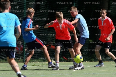 Gdansk Zaspa. Pilkarski turniej dzikich druzyn Do przerwy...