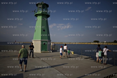 Gdansk. Letni spacer na falochron Zachodni w Nowym...