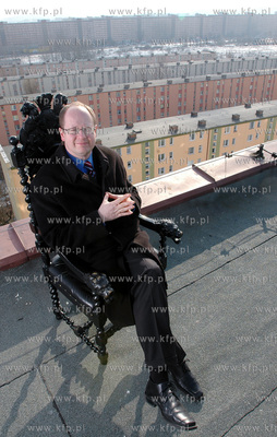 Prezydent miasta Gdanska Pawel Adamowicz na dachu falowca....