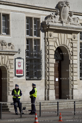 Gdańsk. Ewakuacja sadu okręgowego, po alarmie bombowym,...