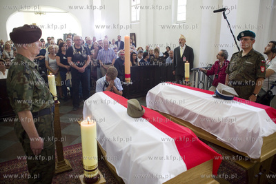 Kaplica Królewska w Gdańsku. Wystawione trumny z...