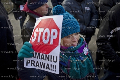 Demonstracja KOD pod Urzędem Wojewódzkim w Gdańsku.
13.12.2016
fot....