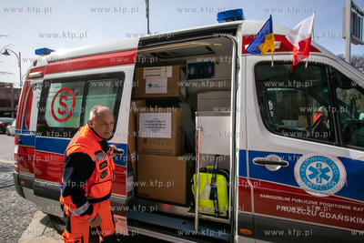 Karetka pogotowia i bus wypełniony sprzętem medycznym...