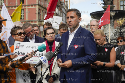 Konferencja prasowa pod Fontanną Neptuna w Gdański...