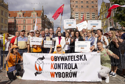 Konferencja prasowa pod Fontanną Neptuna w Gdański...