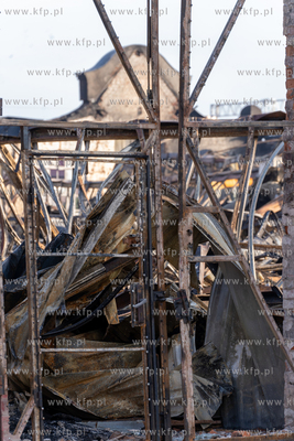 Zgliszcza strawionych ogniem w pożarze hali Zakładów...