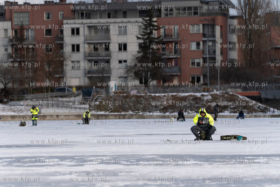 Wędkarstwo podlodowe w Gdańsku na skutej lodem Motławie...