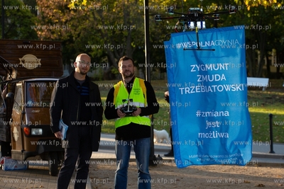 Gdynia, reklama wyborcza na dronie. 06.10.2018 / Fot....